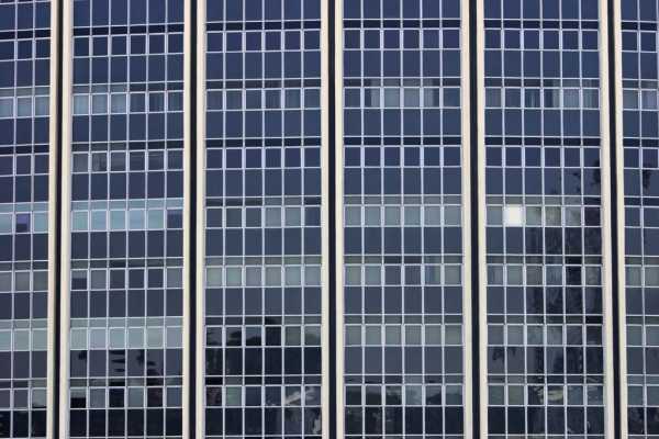 大厦一般用什么材料的门窗（大厦的窗户什么材质）-图1